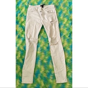 Very fashionable white forever 21 ripped jeans!